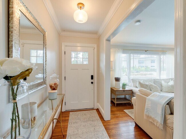 Building Photo - 3221 Sunset Dr