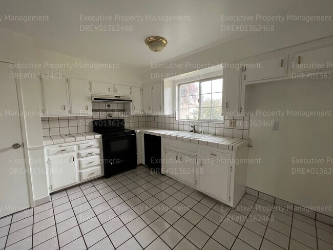 Building Photo - 3 bedroom/ 2 bathroom home located near New Stine Rd/ Wilson Rd