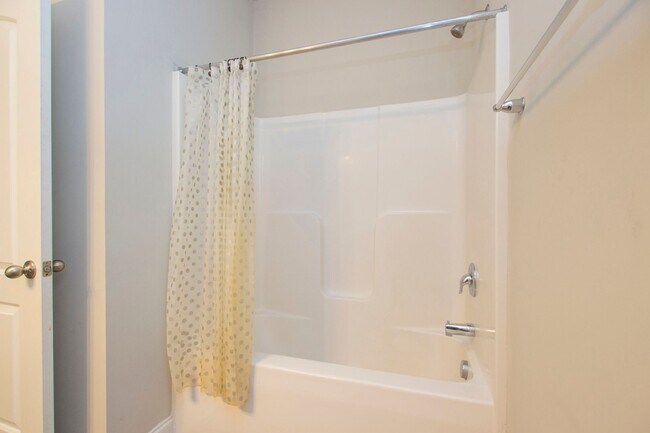 Building Photo - Move in special