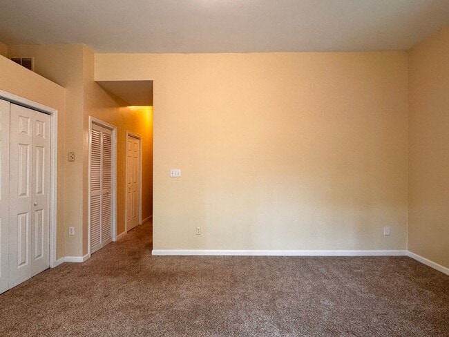 Building Photo - Briarwood Townhome close to NGIC and Hollymead Town Center!