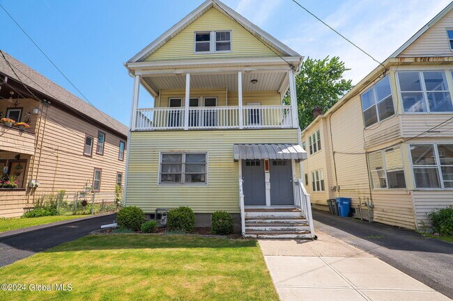 Primary Photo - 52 Forest Ave