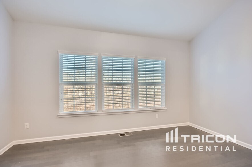 Building Photo - 2077 Morton Dr