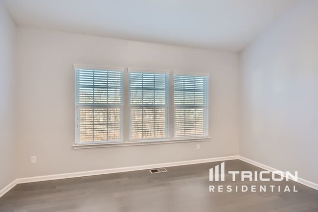 Building Photo - 2077 Morton Dr