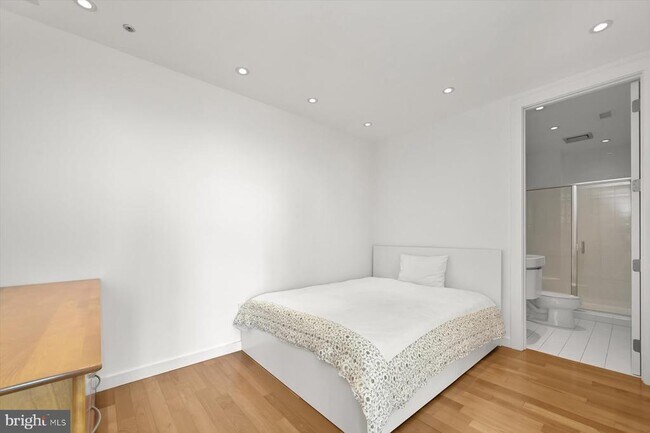 Building Photo - 100 Harborview Dr