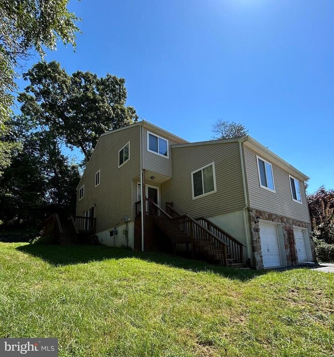 Building Photo - 319 Lynley Ln