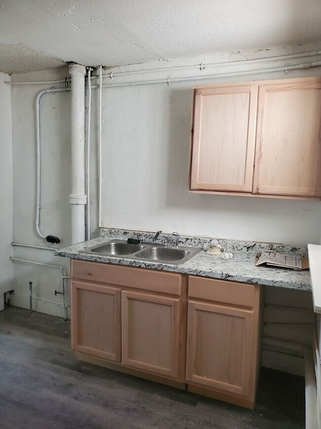 Building Photo - 20-20 Farragut St