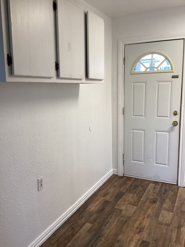 Building Photo - Newly Updated Family Home  Close to Jr. High & High School!  Pets welcome!