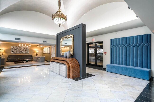 Building Photo - 1005 S Shepherd Dr