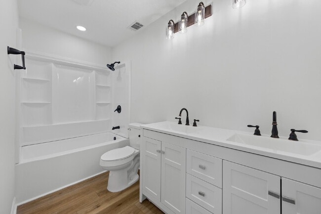 Building Photo - Large townhome in the Desirable Southbridge Community