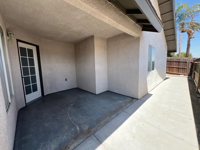 Building Photo - 995 Vineyard Way