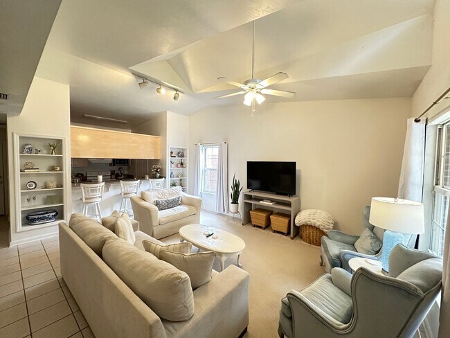 Building Photo - 1905 Honeysuckle Dr