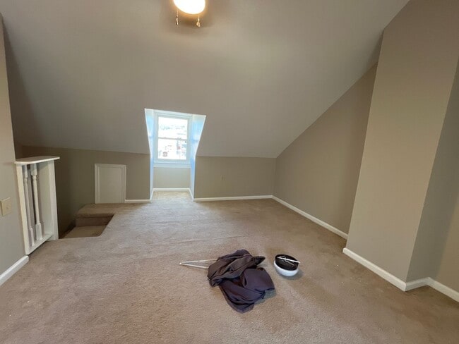 Building Photo - Move-in ready and well-maintained, this 4-...