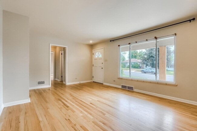 Building Photo - 2 Bedroom single family home in Denver