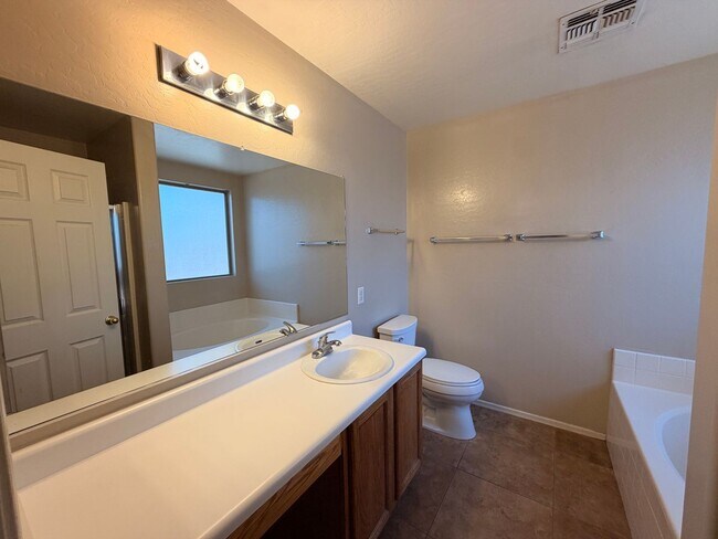 Building Photo - 3/2 Single story Avondale Home *Custom Paint* & Carpet in Beds Only!