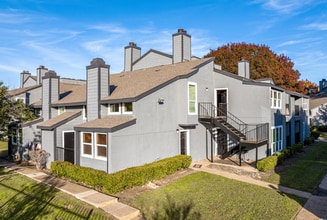 Building Photo - Spacious Loft in Gated Community!