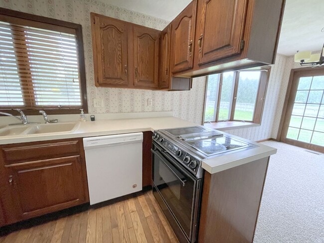 Building Photo - Country Charm Large 2-Bedroom Duplex in Mi...