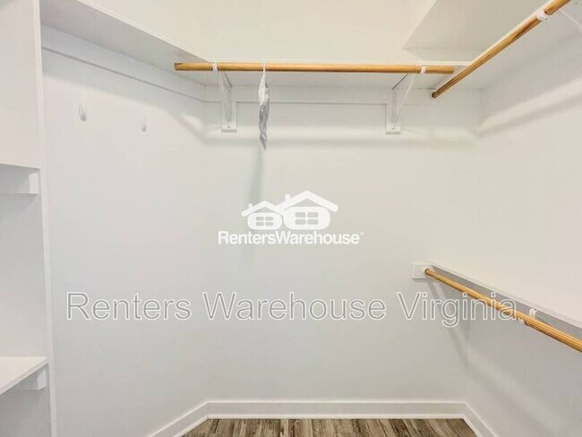 Building Photo - 7922 Shore Dr