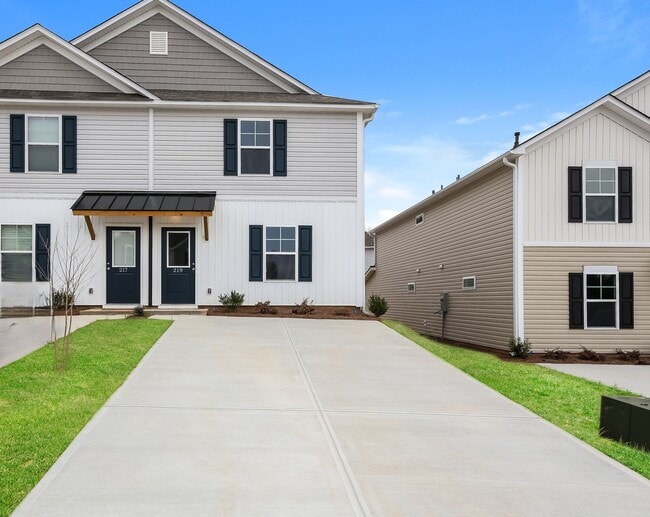 Building Photo - 219 Royal Wy