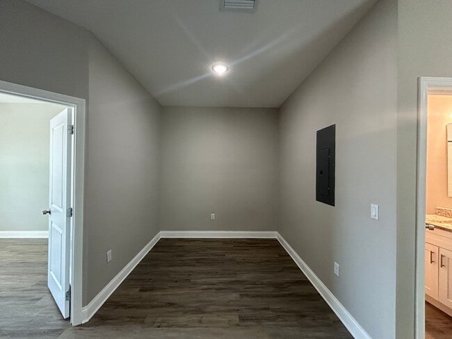 Building Photo - Renovated 3 Bedroom, 2 Bath Duplex Home in...
