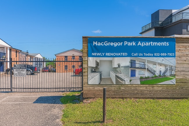 Building Photo - 3316 N MacGregor Way