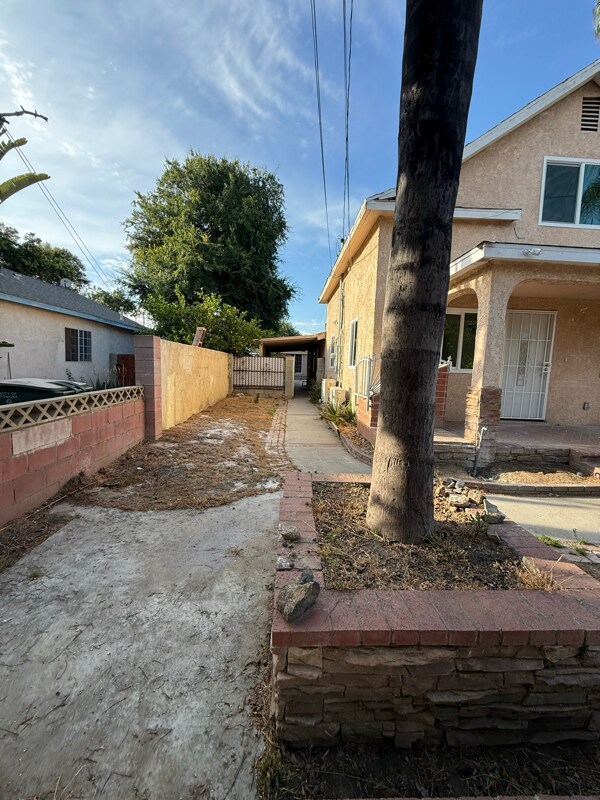Building Photo - 727 E 11th St
