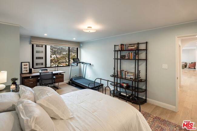 Building Photo - 818 N Doheny Dr