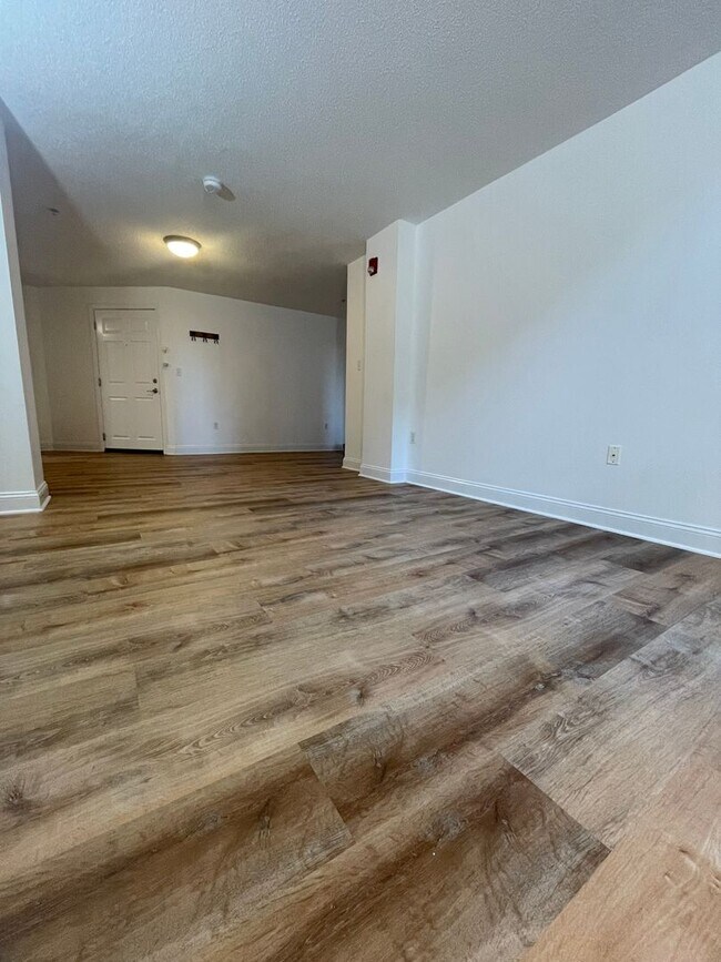 Building Photo - Reduced & 10% off 1st Month's Rent! Impecc...