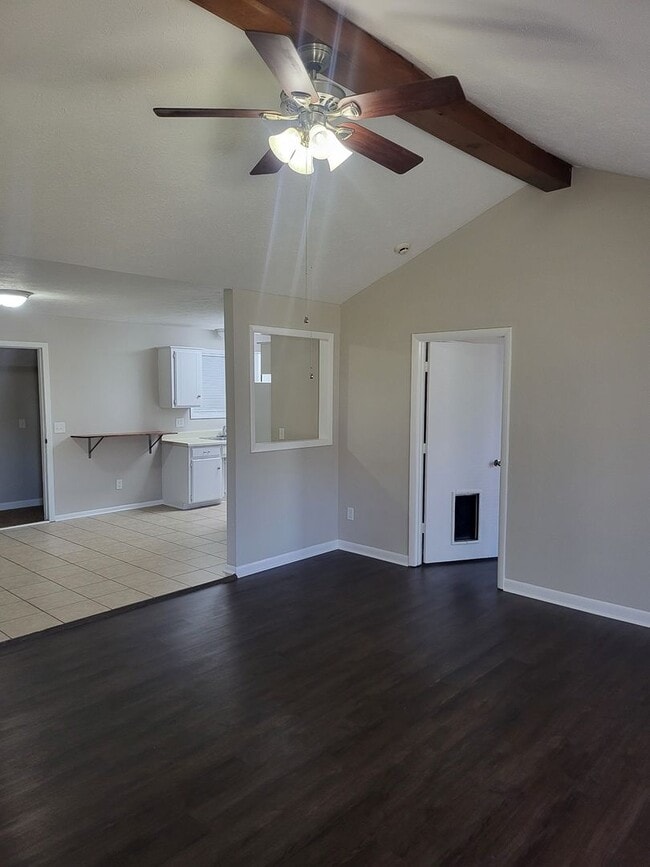 Building Photo - Nice three bedroom with bonus room in Laverne
