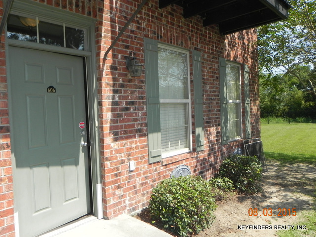 Building Photo - Three Bedroom Townhouse in Gated Community...