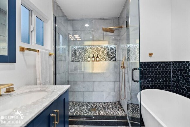 Building Photo - Charming 3Bdm 3Ba Unfurnished Home with Pa...