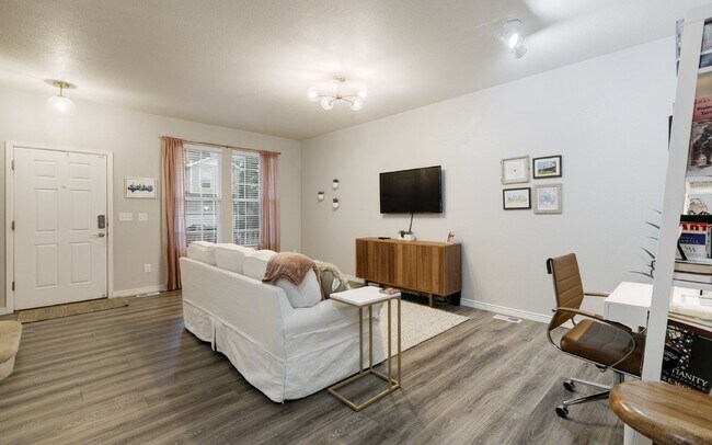 Building Photo - 7860 Sandy Springs Point