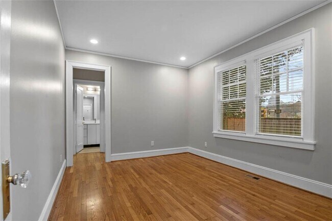 Building Photo - 591 Cumberland Rd NE