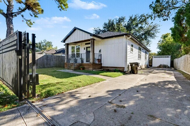 Building Photo - 3442 Noah St