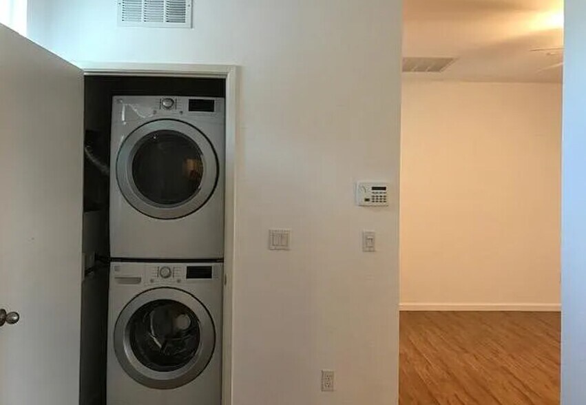 Building Photo - 209 Elworthy Ranch Cir
