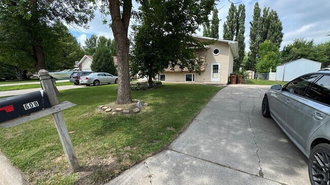 Building Photo - 608 Duplex
