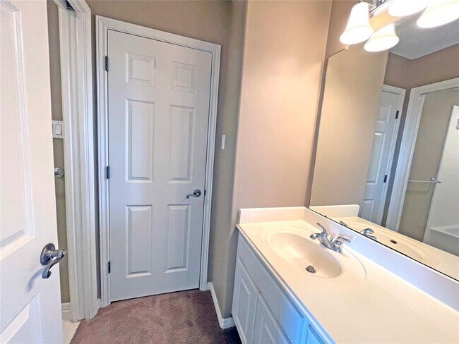 Building Photo - 9604 Big View Dr