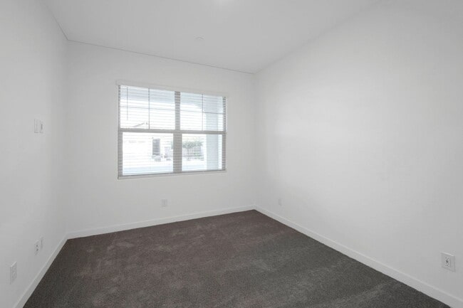 Building Photo - Like New Luxurious Modern 3 Bedroom 2 Bath...