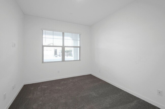 Building Photo - Like New Luxurious Modern 3 Bedroom 2 Bath Townhome in Warner Meadows