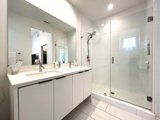 Building Photo - 10917 1/2 Otsego St