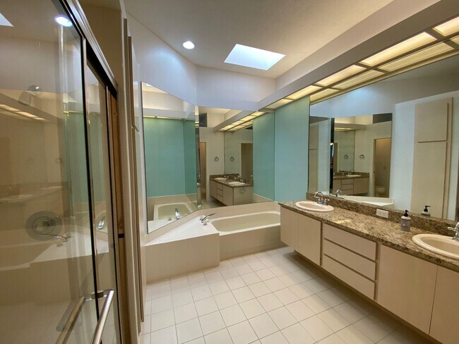 Building Photo - 511 SW Hampton Ct