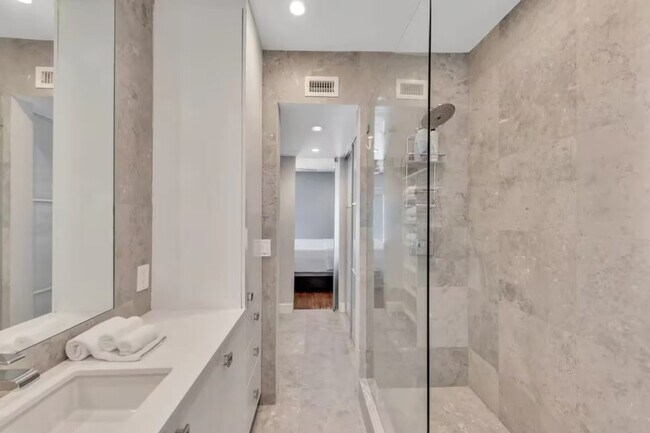 Building Photo - 200 NE 16th Ave