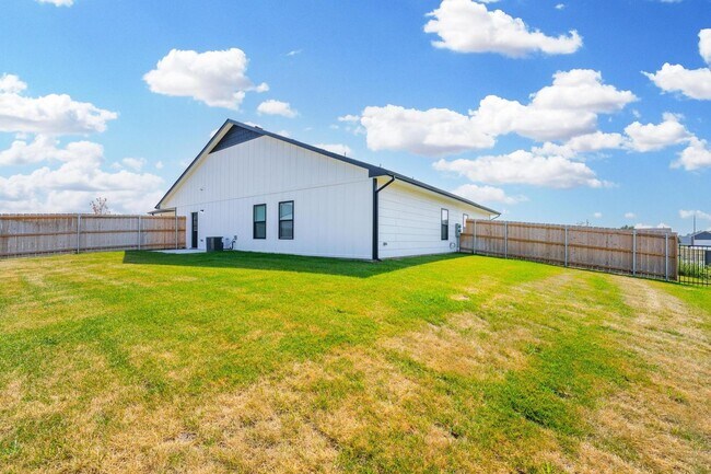 Building Photo - 3 bedroom 2 bath Townhome  - Haysville Sch...