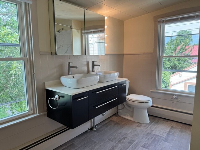 Building Photo - Spacious 3 bedroom 1 Bathroom Home in Manh...