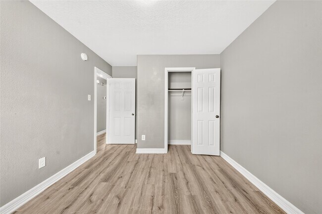 Building Photo - 10515 Evergreen St