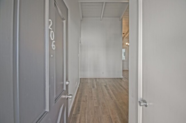 Building Photo - Remodeled & Incredibly Charming, 1BR1BA No...