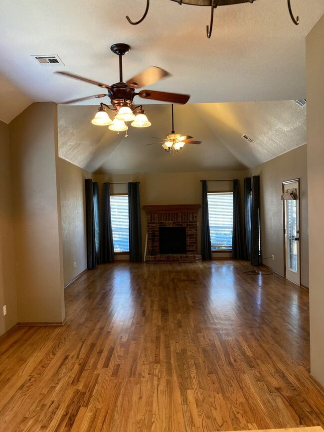 Building Photo - Gorgeous & Spacious 3 Bedroom Owasso Home-...