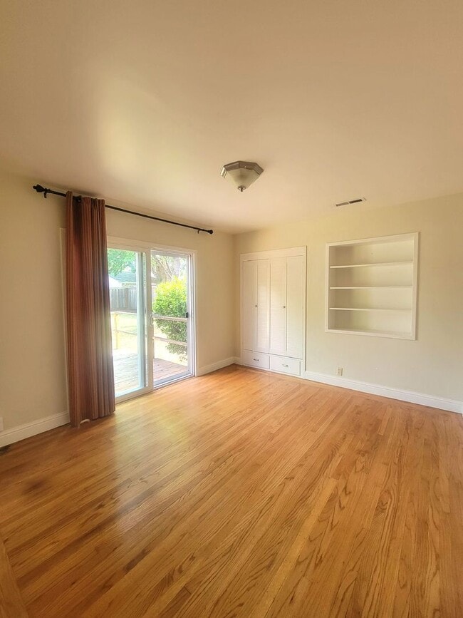 Building Photo - Charming 2 Bedroom, 1 Bathroom Home in San...