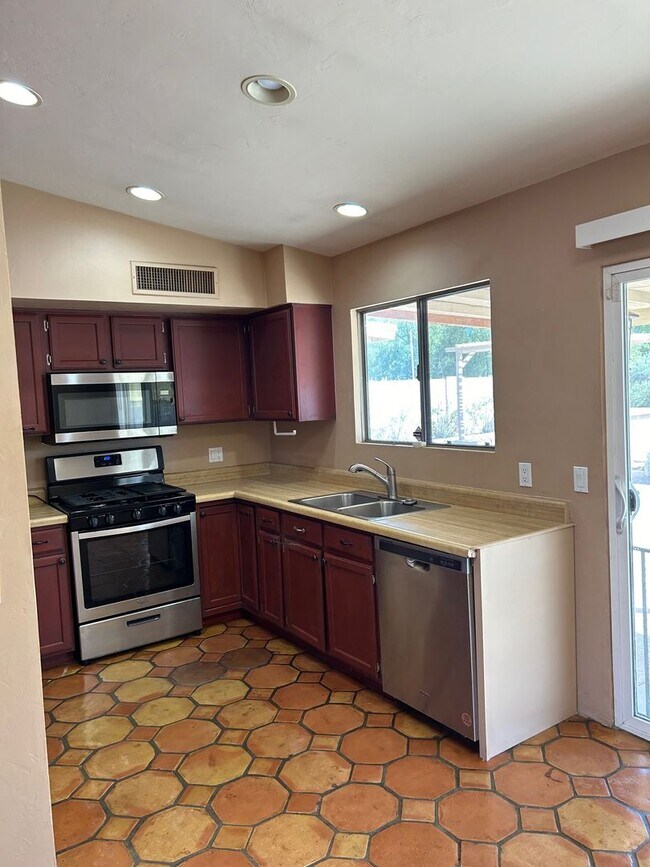 Building Photo - 2 Bedrooms PLUS Den NW Tucson