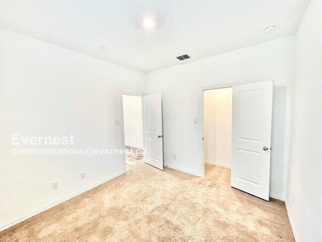 Building Photo - Spacious 4 Beds, 3 Baths Home with Modern ...