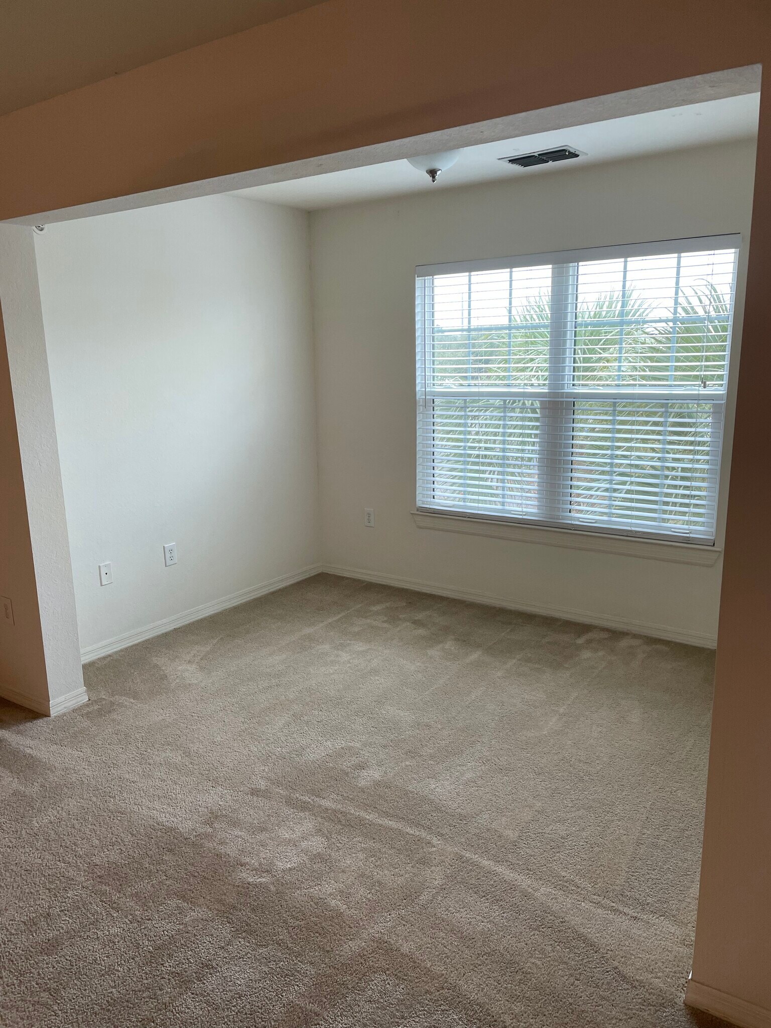 Building Photo - 5455 Vineland Rd